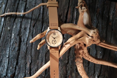 Female version without calendar function
Maple wood
Black accents
Genuine leather strap