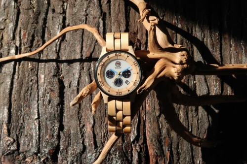 Maple wood
IP black stainless steel
White solar dial
Blue H/M hands
Yellow S hand
Rose gold small hands